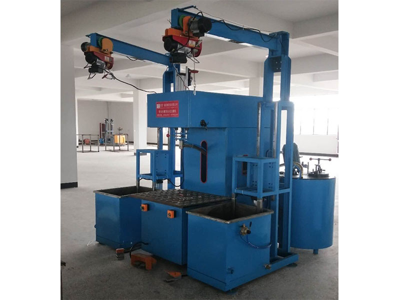 雙水槽頂注式射蠟機(jī)（帶模具起吊機(jī)構(gòu)）.jpg